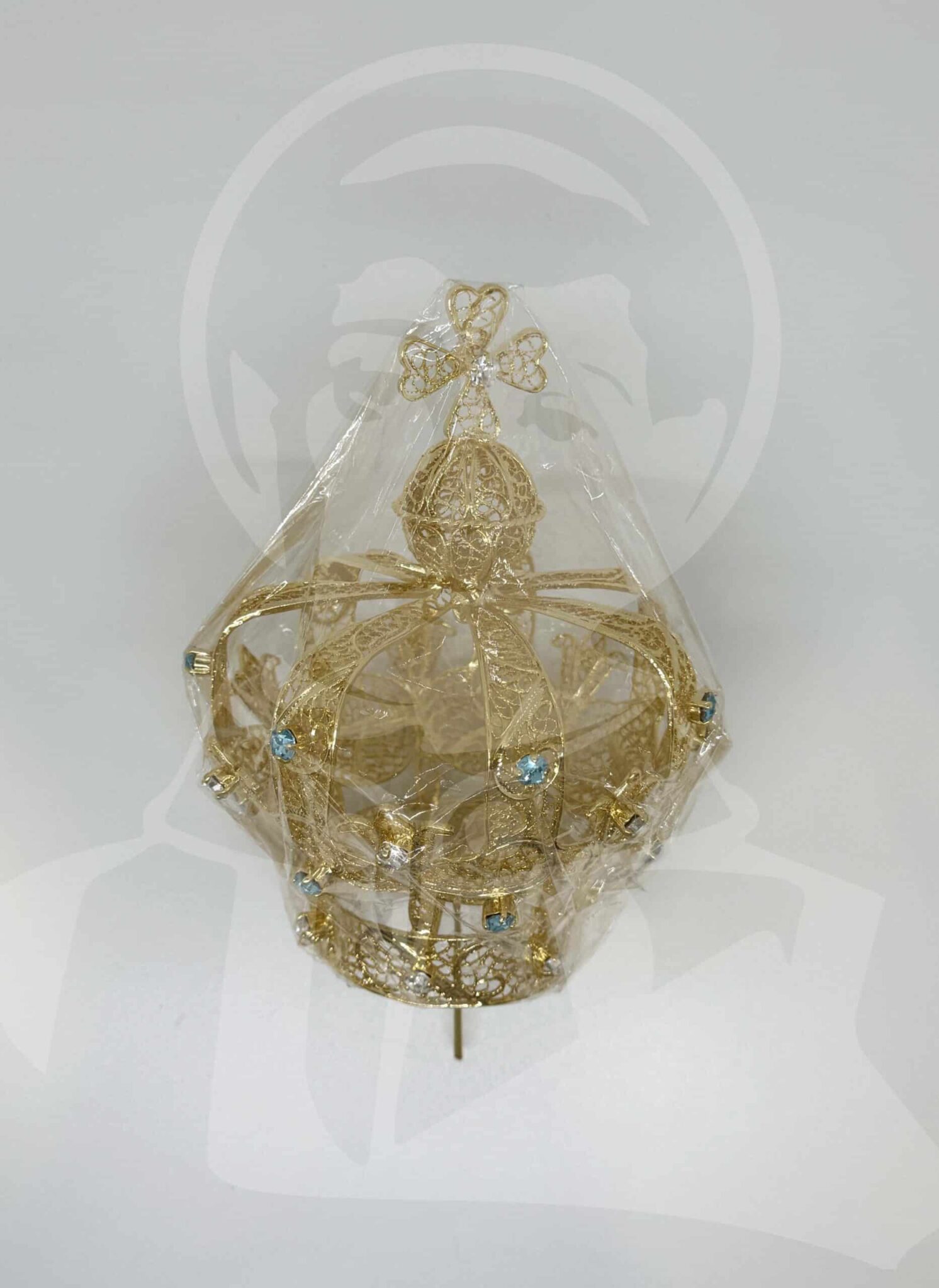 Coroa Dourada com pedras brancas e azuis