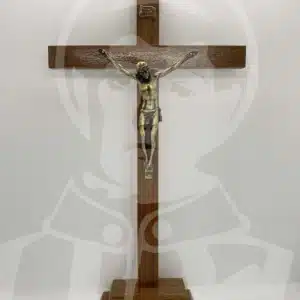 Cruz em Madeira com Base