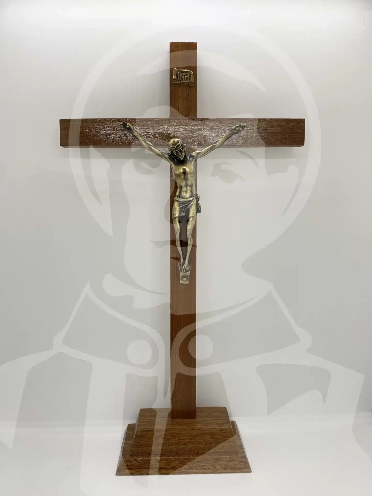 Cruz em Madeira com Base