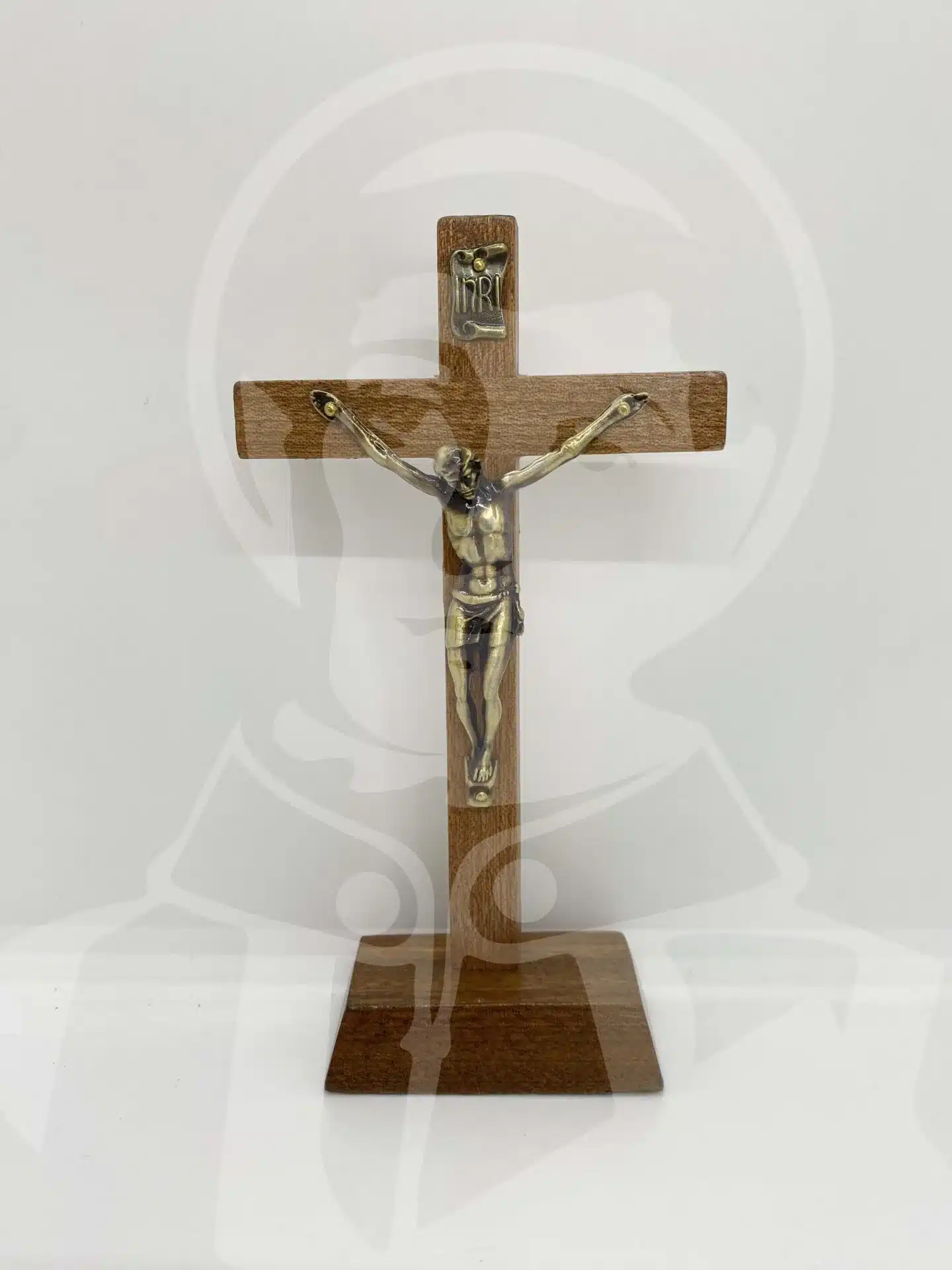 Cruz em Madeira com Base