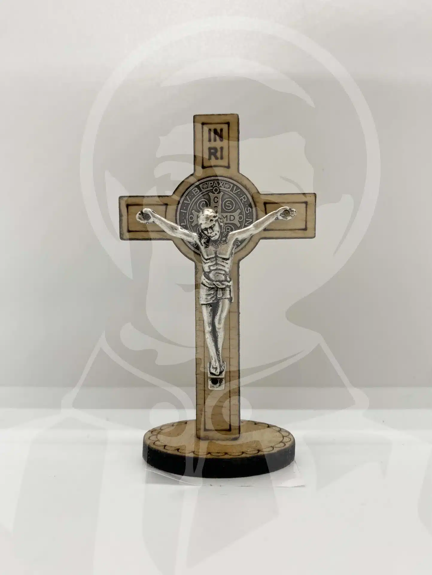 Cruz de São Bento em Madeira com Base