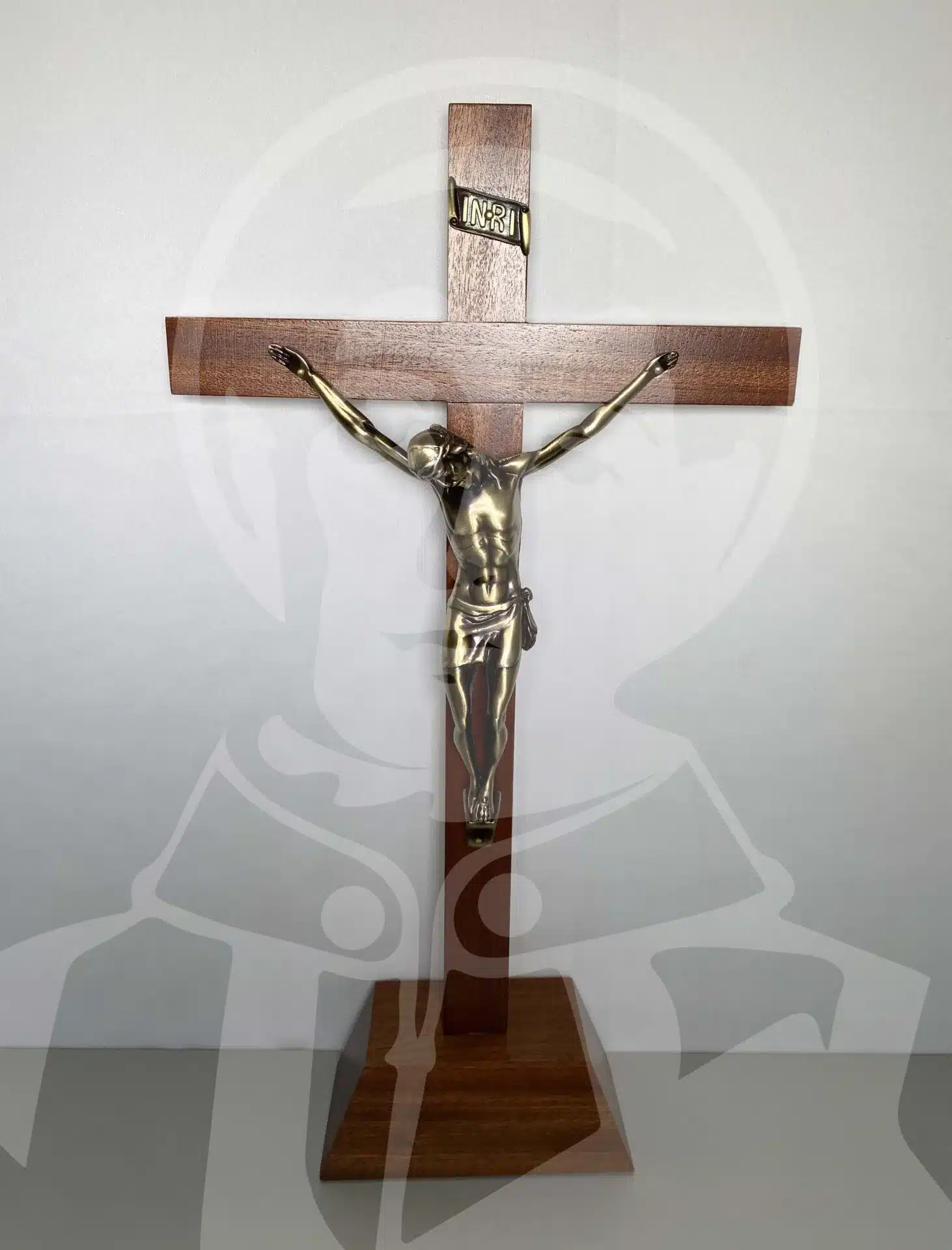 Crucifixo em Madeira com Base