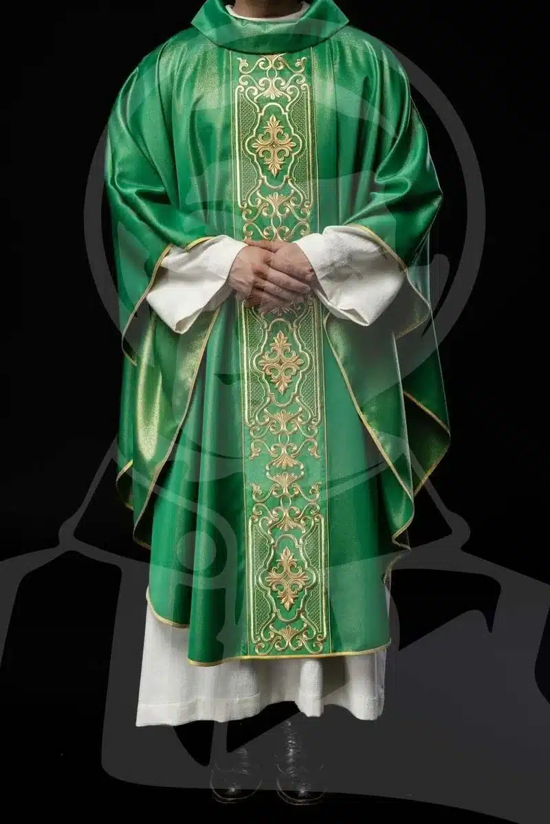 Casula Verde com Estola Tecido com Fios Dourados com Aplicação de Pedras - Image 3