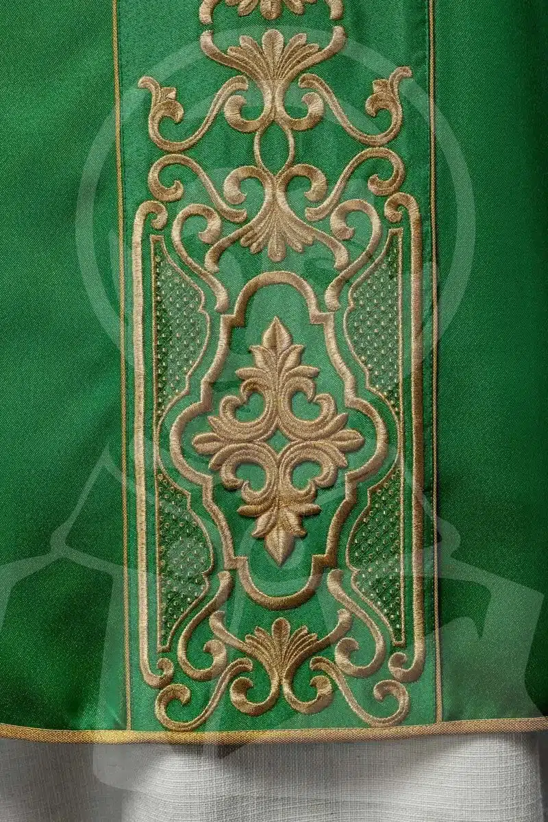 Casula Verde com Estola Tecido com Fios Dourados com Aplicação de Pedras - Image 4