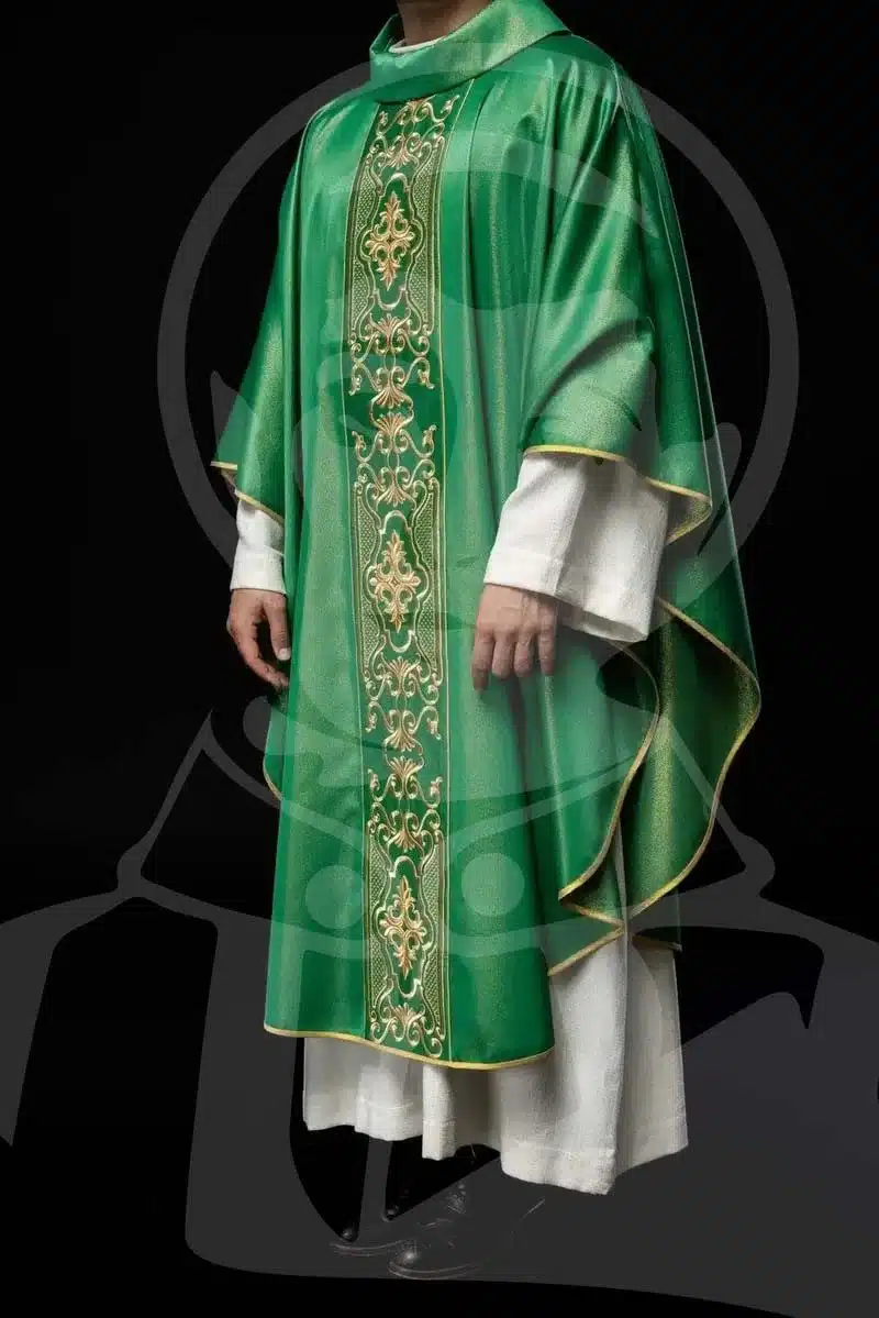 Casula Verde com Estola Tecido com Fios Dourados com Aplicação de Pedras - Image 2